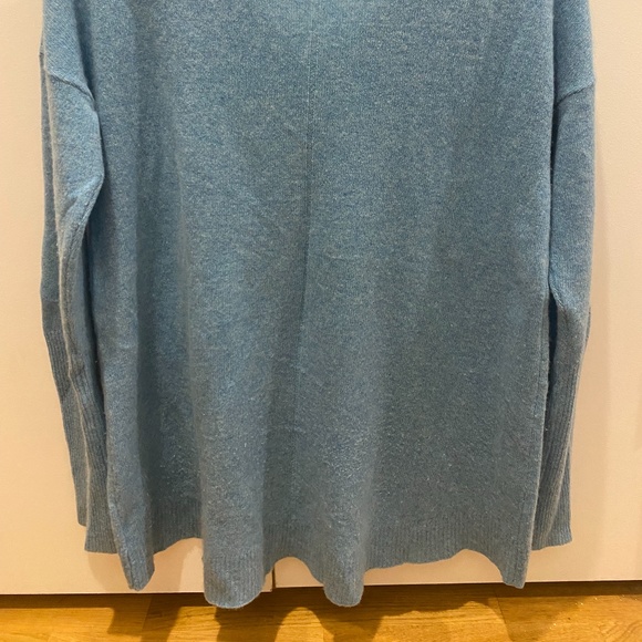 White and Warren 100% Cashmere Blue Sweater - Picture 5 of 5